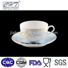 A071 Tasse et soucoupe royale en porcelaine